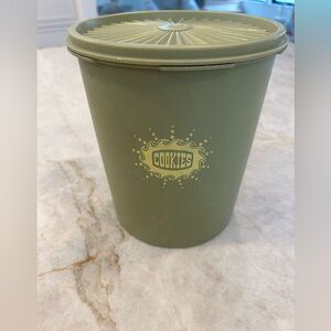 Vintage tupperwear cookie container